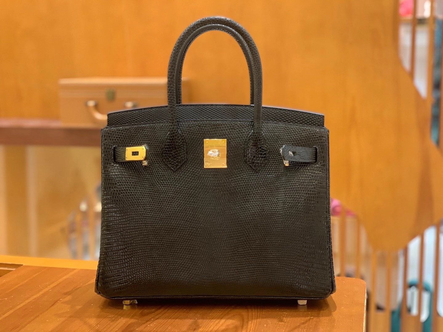 fb638e_1189a6c34bbb4b5f9a04ff1448b217e5mv2.jpg Birkin 30 Lizard Black Gold - Image 1
