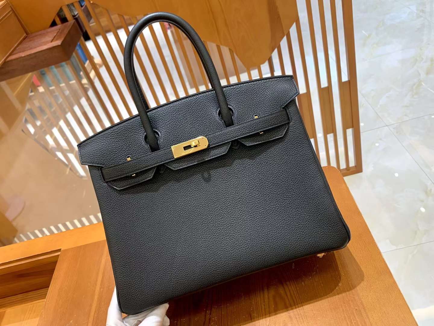 fb638e_1232ad7814814ce8b5648a1ff66f40f2mv2.jpg Birkin 30 Togo Black - Image 1