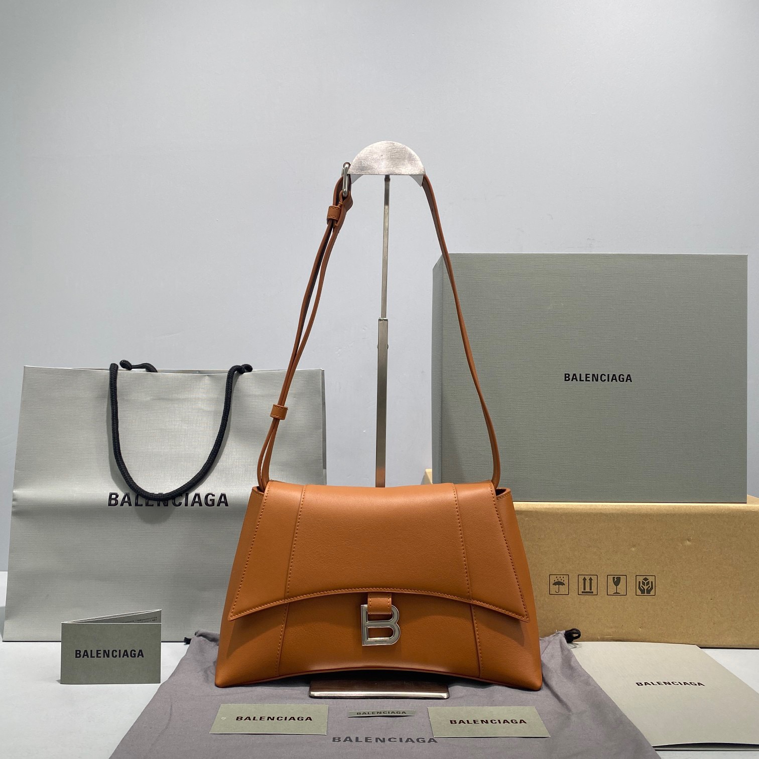 fb638e_1258e9821fd94a98bf9242b95376f530mv2.jpg Balenciaga Downtown 29 Orange - Image 1