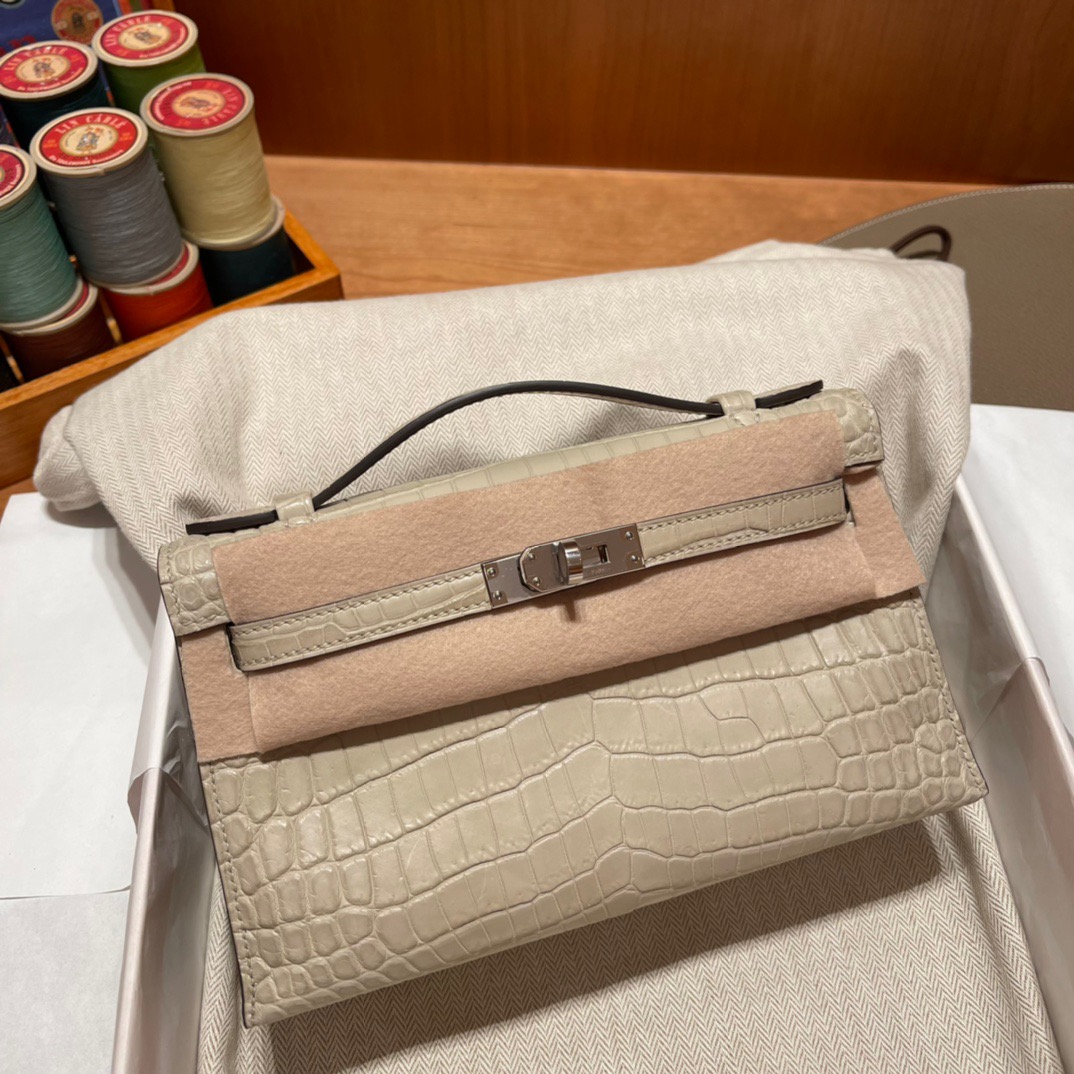 fb638e_15a13a37b9f347f5869c420b5ee3b3efmv2.jpg Kelly Pochette Matte Alligator Beton - Image 1