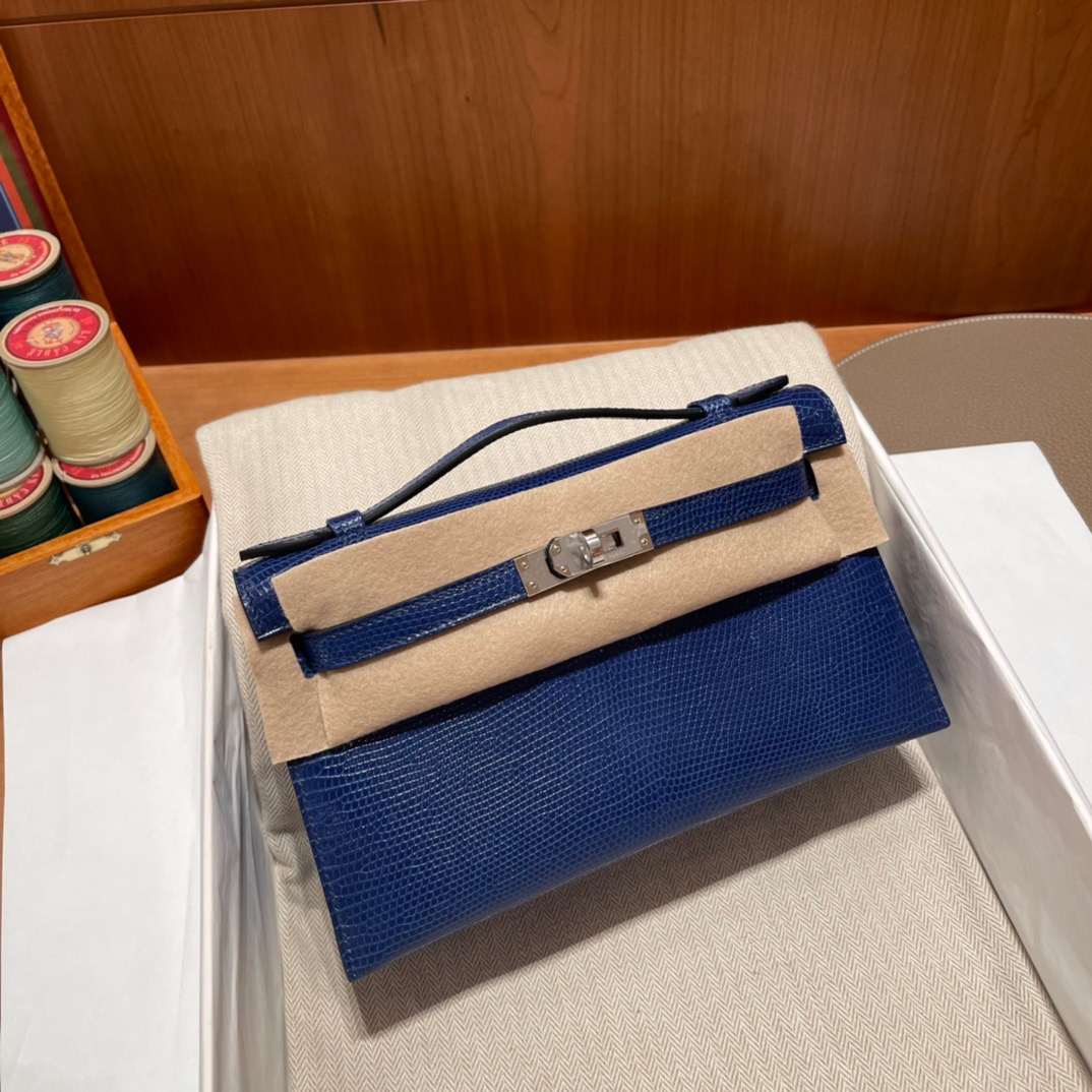 fb638e_15fc784a08684ffba93ec771cea0f5ecmv2.jpg Kelly Pochette Lizard Bleu Saphire - Image 1