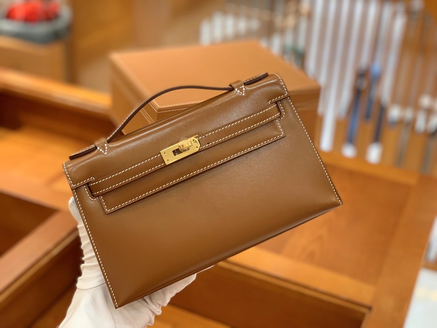 fb638e_1735320184a34b449faa674cb0aefddfmv2.jpg Kelly Pochette Box Calf Golden Brown - Image 1