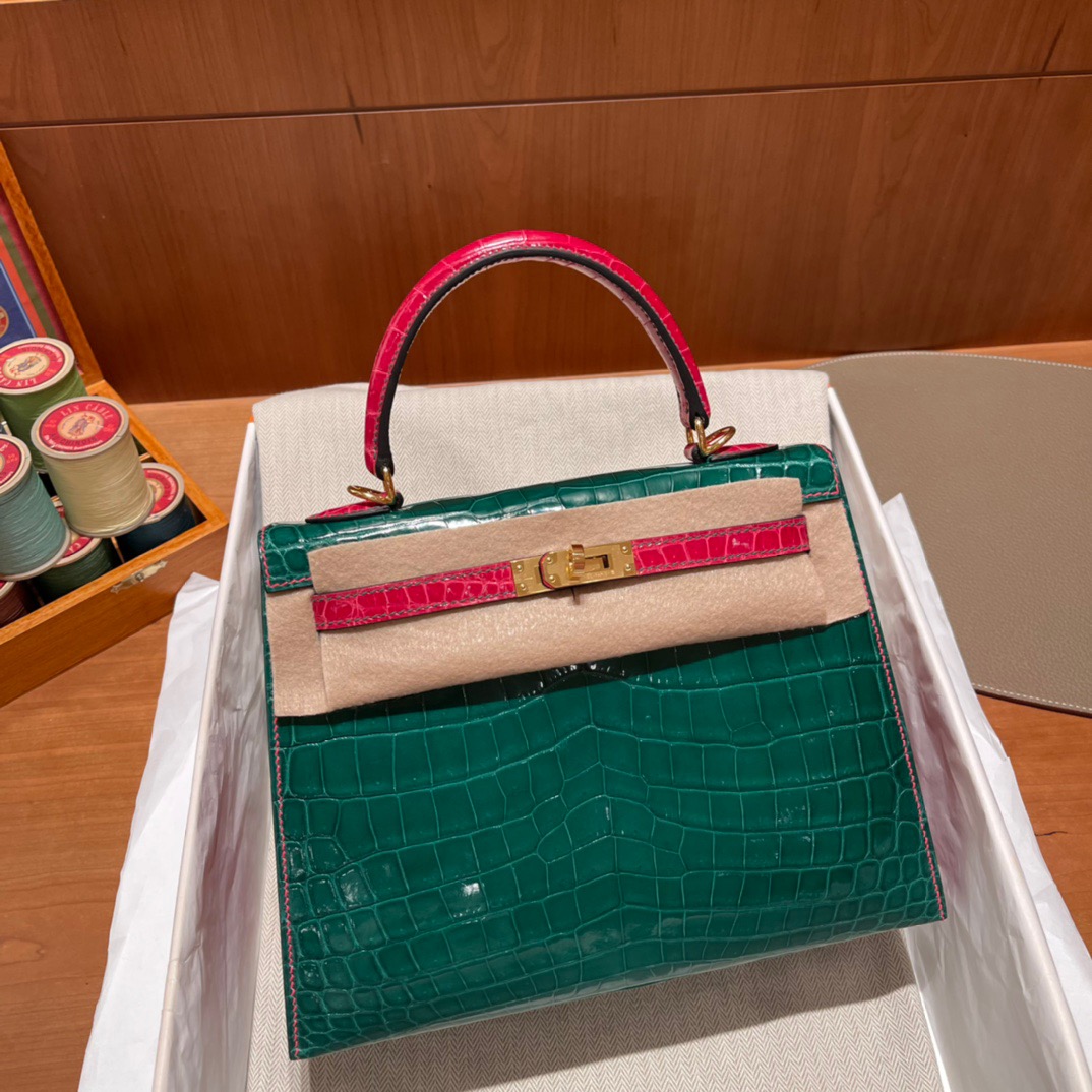 fb638e_1840b426620e45ec9b81960c8e04c0ebmv2.jpg Kelly 25 Alligator Niloticus Shiny Emerald Green&Pink Contrast - Image 1