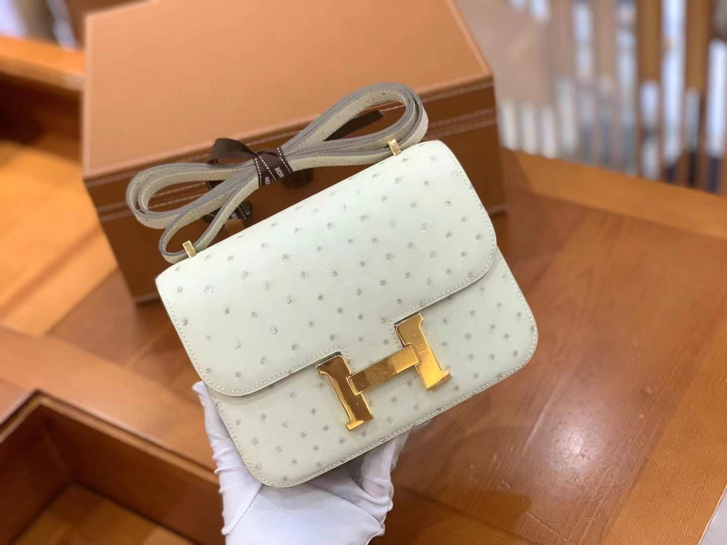 fb638e_18bac6b8dd984df1bf9cd3d01c2ff1e4mv2.jpg Constance 18 Ostrich Wool White - Image 1