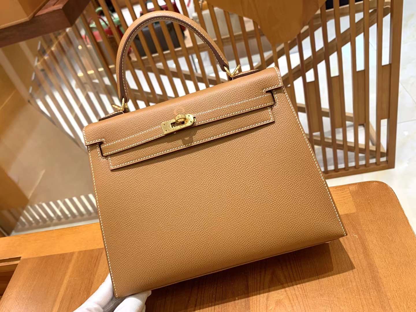 fb638e_19e3a8b922af4b0ab4628e161d9333f6mv2.jpg Kelly 25 Epsom Golden Brown - Image 1