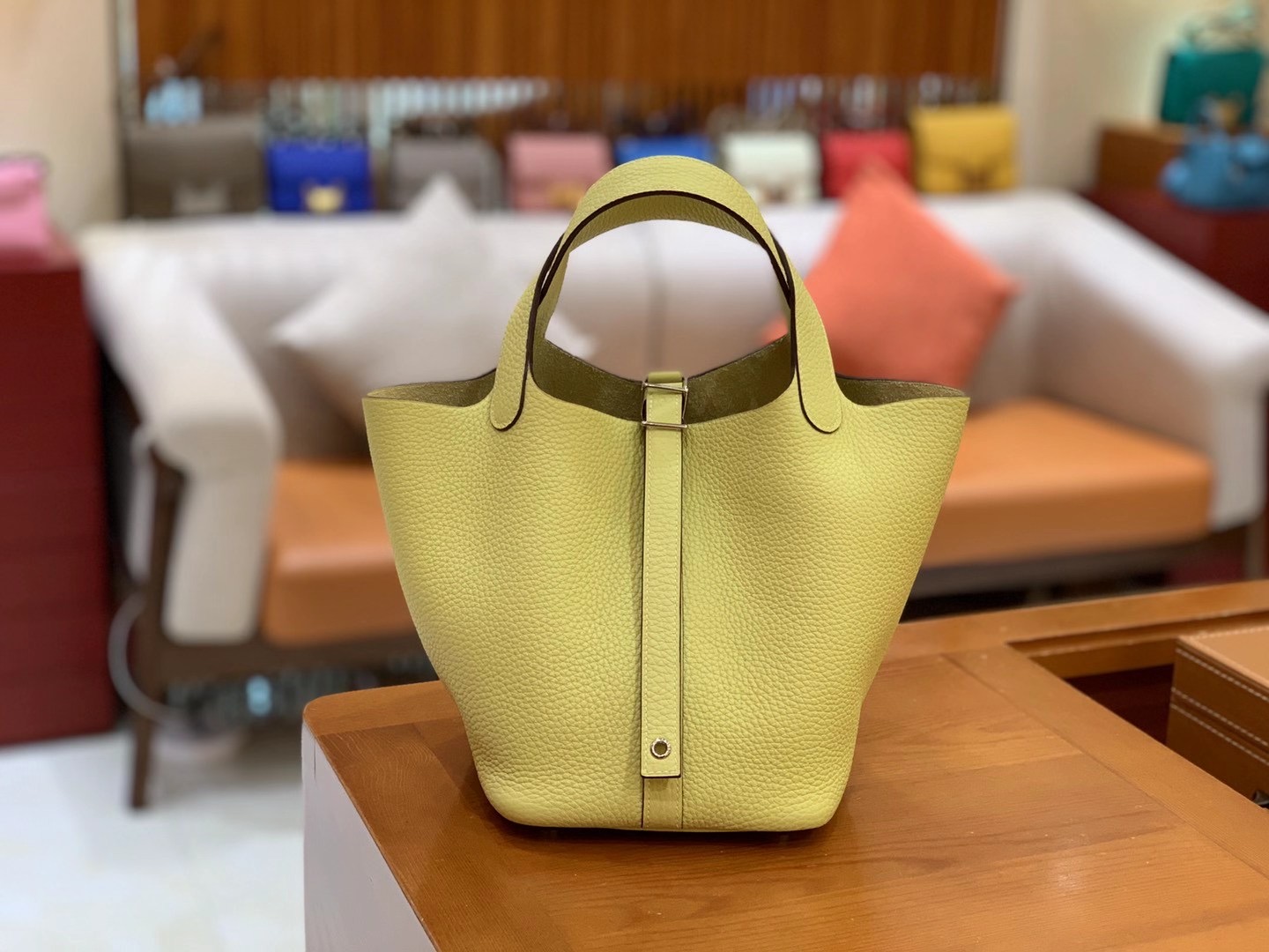 fb638e_1a00644d2b27492097e62a2a7a7ca8a3mv2.jpg Picotin 18 Jaune Poussin - Image 1