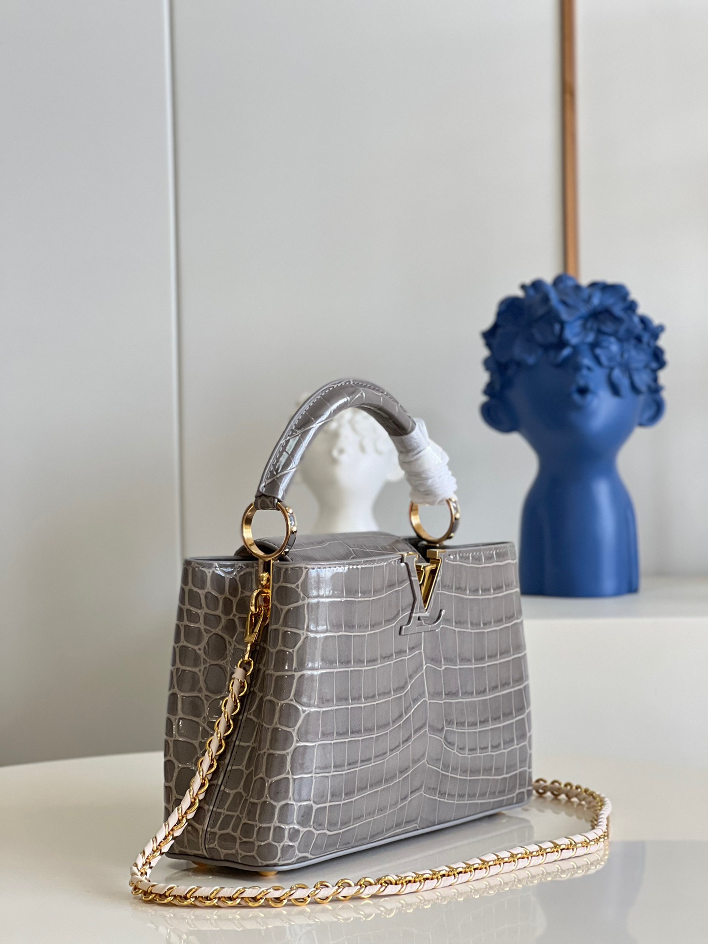 fb638e_211b95e502d14510bce0b160cc26dea1mv2.jpg Louis Vuitton Capucines BB Small Handbag in Gray Crocodile - Image 1