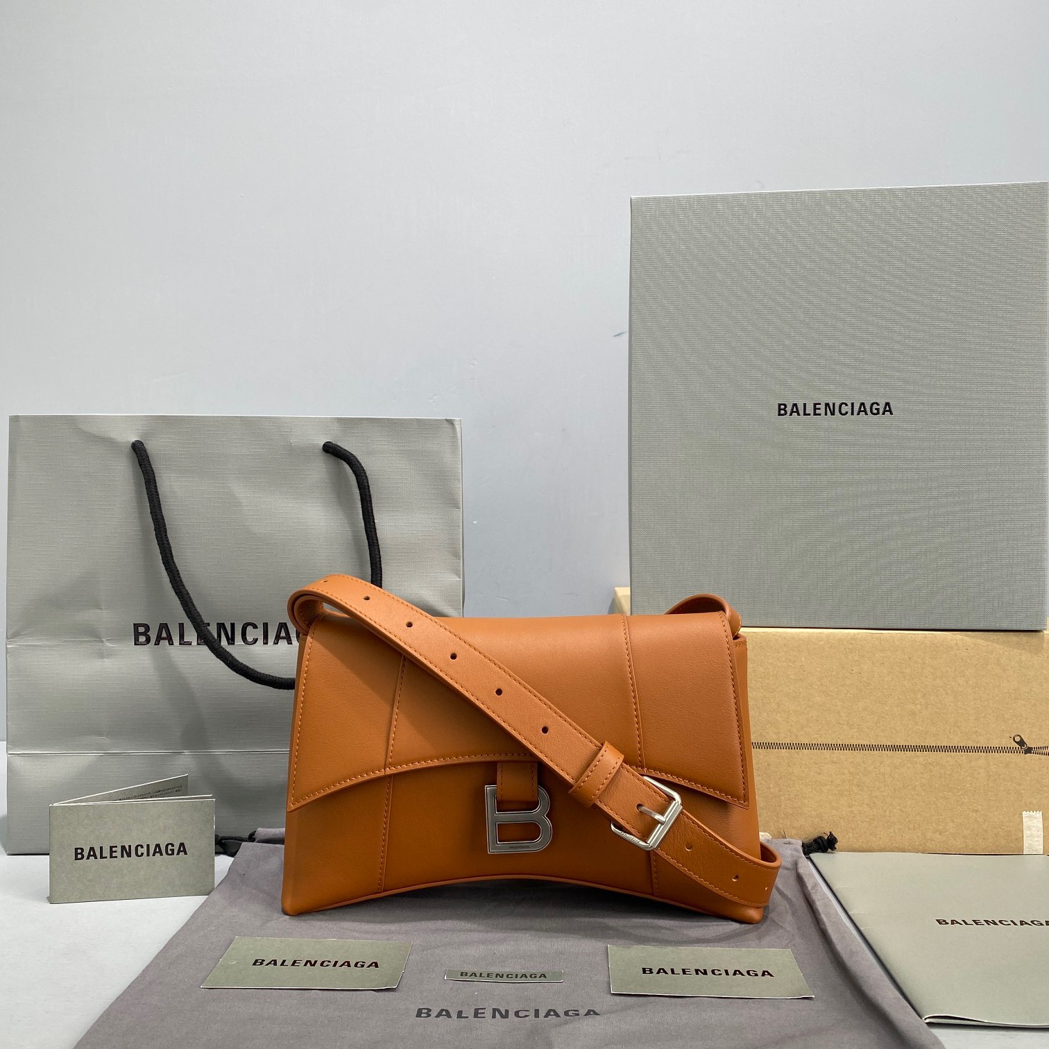 fb638e_21331a5ac68848cda715a773ea9d4915mv2.jpg Balenciaga Downtown 25.5 Orange - Image 1