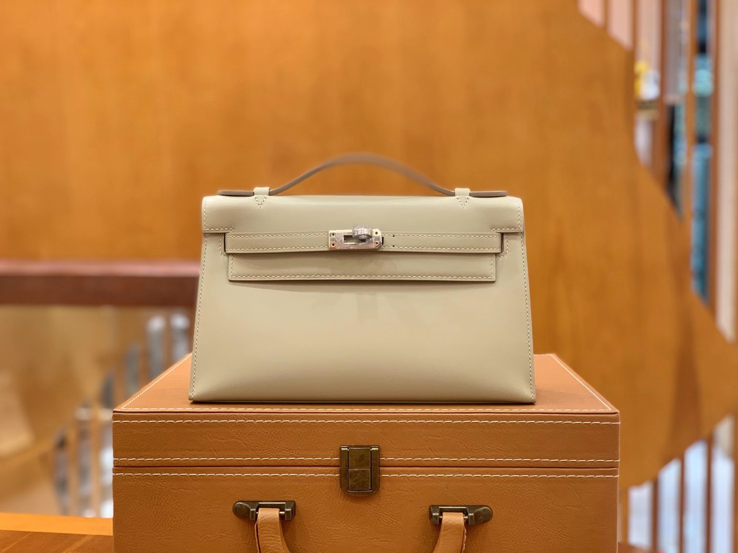 fb638e_228b69a93c144f009adf743dce4912dcmv2.jpg Pochette Box - Image 1