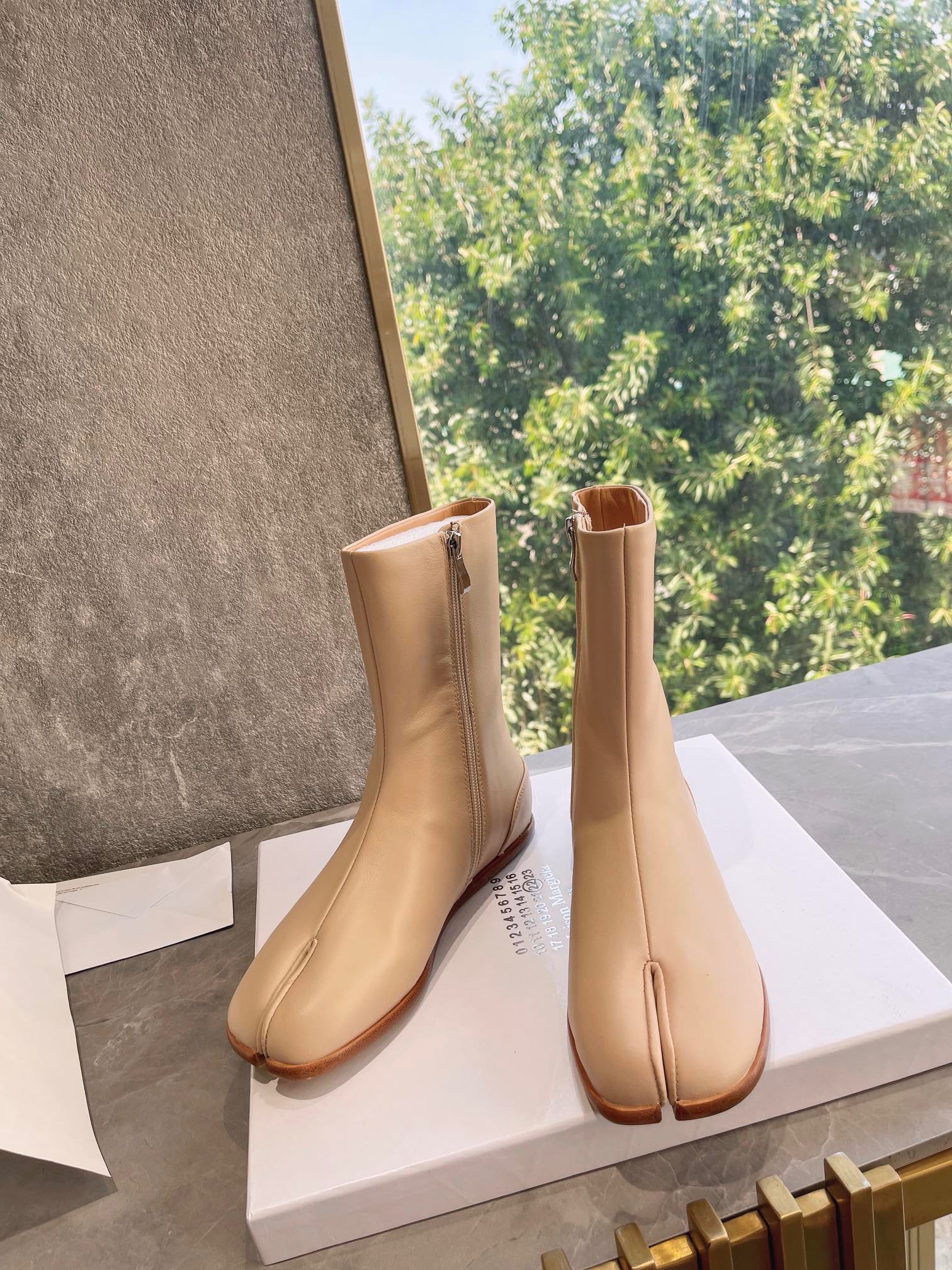 fb638e_2319dc8f98f9458a9c8fdcffc1774d23mv2.jpg Maison Margiela Pointed Toe Boots - Image 1