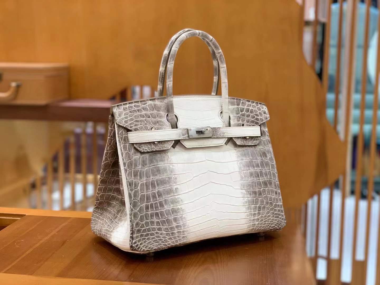 fb638e_234b7d1bec3249dfbcd8ed8aa433139cmv2.jpg Birkin 30 Crocodile Himalaya - Image 1