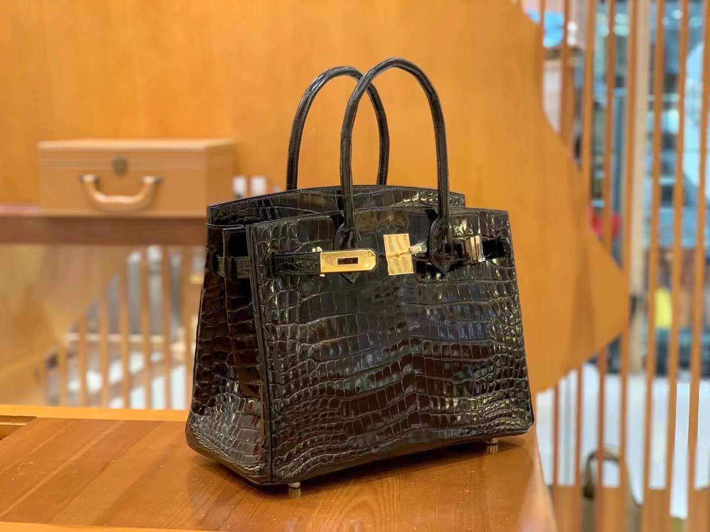 fb638e_2350966e004a4c0b8b68aff7e309f132mv2.jpg Birkin 30 Crocodile Black - Image 1