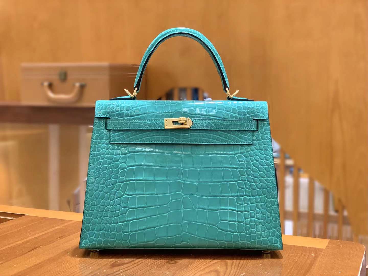 fb638e_256b29503c144f49abbe503b3a97f8fbmv2.jpg Kelly 25 American Crocodile Shiny Vert jade 06 - Image 1