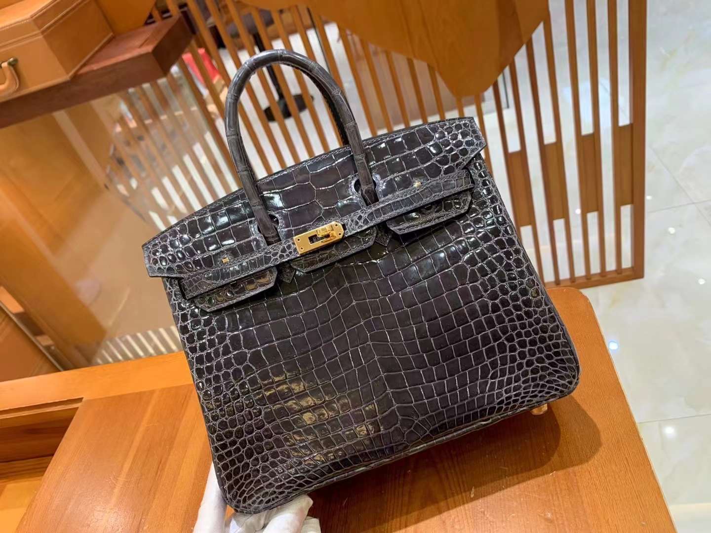 fb638e_288da48c893042f7aafd9c83284b97efmv2.jpg Birkin 25 Shiny Alligator Leather in Graphite Grey - Image 1