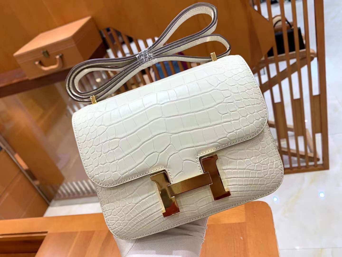 fb638e_29500a21230e464d82ab986079dd906fmv2.jpg Constance 18 Croco Nata - Image 1