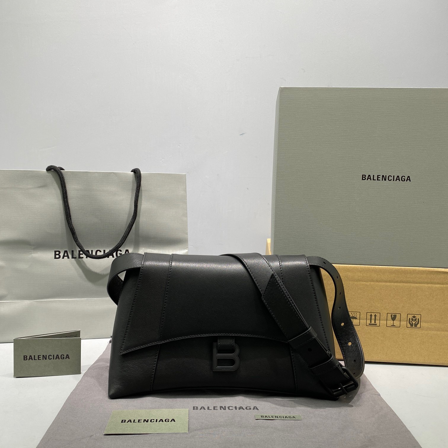 fb638e_29caf44975d841188ebed642d84875f8mv2.jpg Balenciaga Downtown 29 Black - Image 1