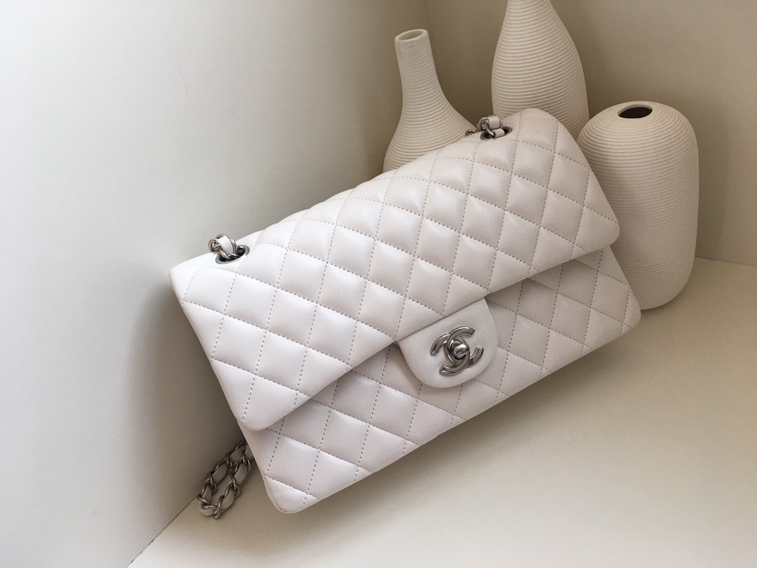 fb638e_2a176055259a43a6a2ac4313ad5fe4c4mv2.jpg Chanel Classic Flap 25 Pure White - Image 1