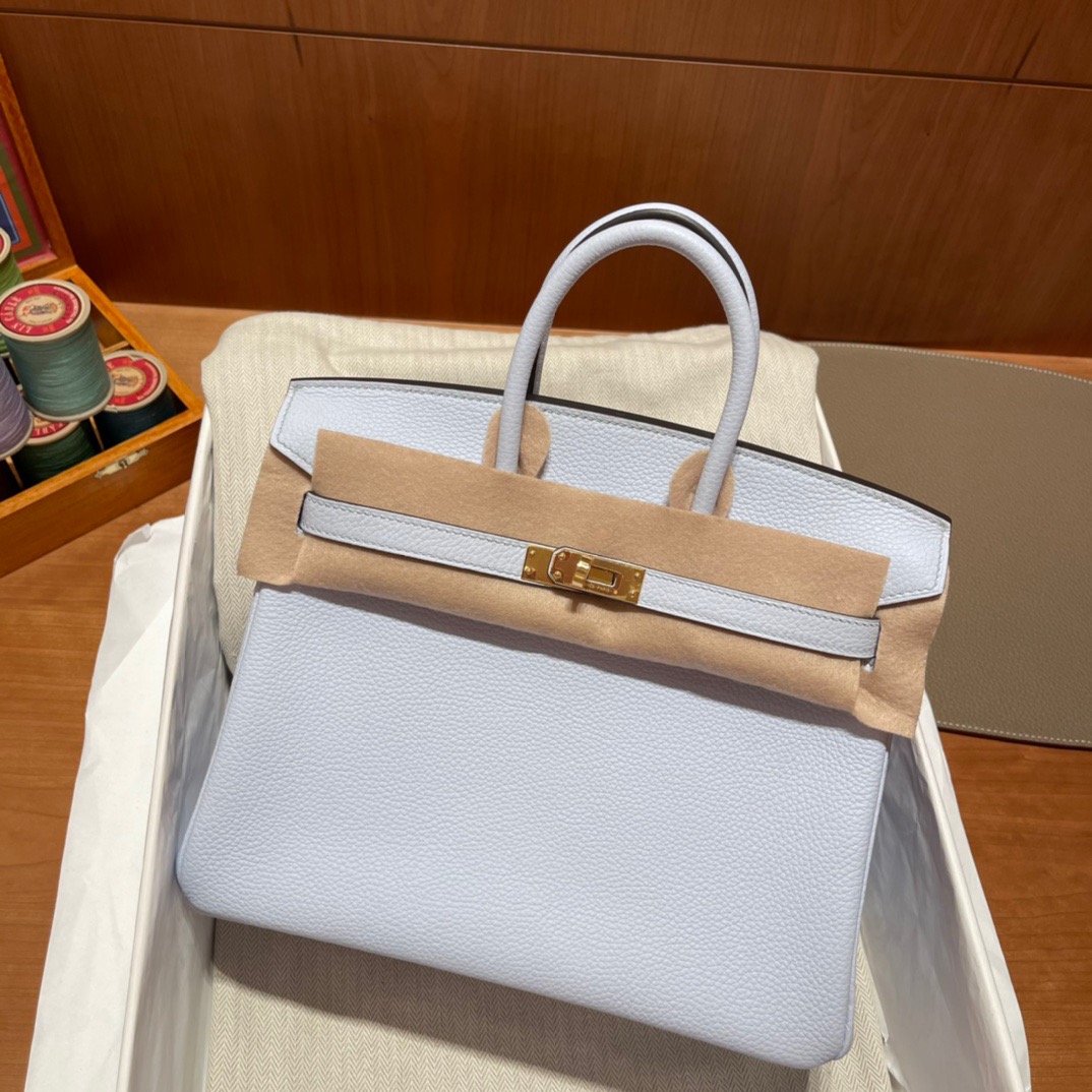 fb638e_2b7e2e4d7abf456192fd1f18e17ed5camv2.jpg Birkin 25 Togo Blue Lin - Image 1