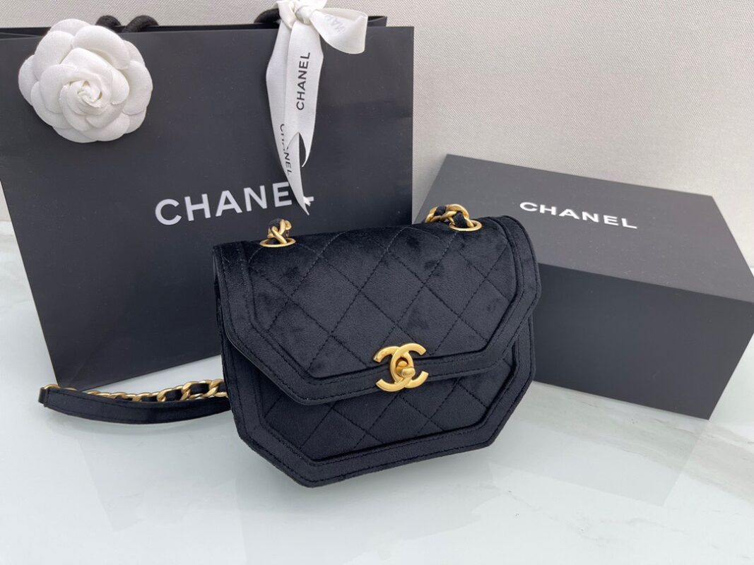 Chanel 21 Velvet Black