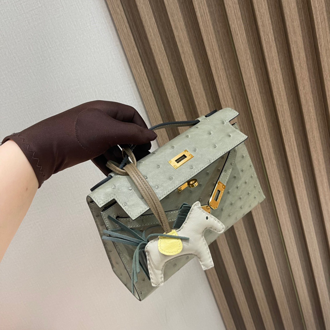 fb638e_2c8ac5d67f6d4183b3ce687814ce10bdmv2.jpg Kelly Pochette Ostrich Sauge - Image 1