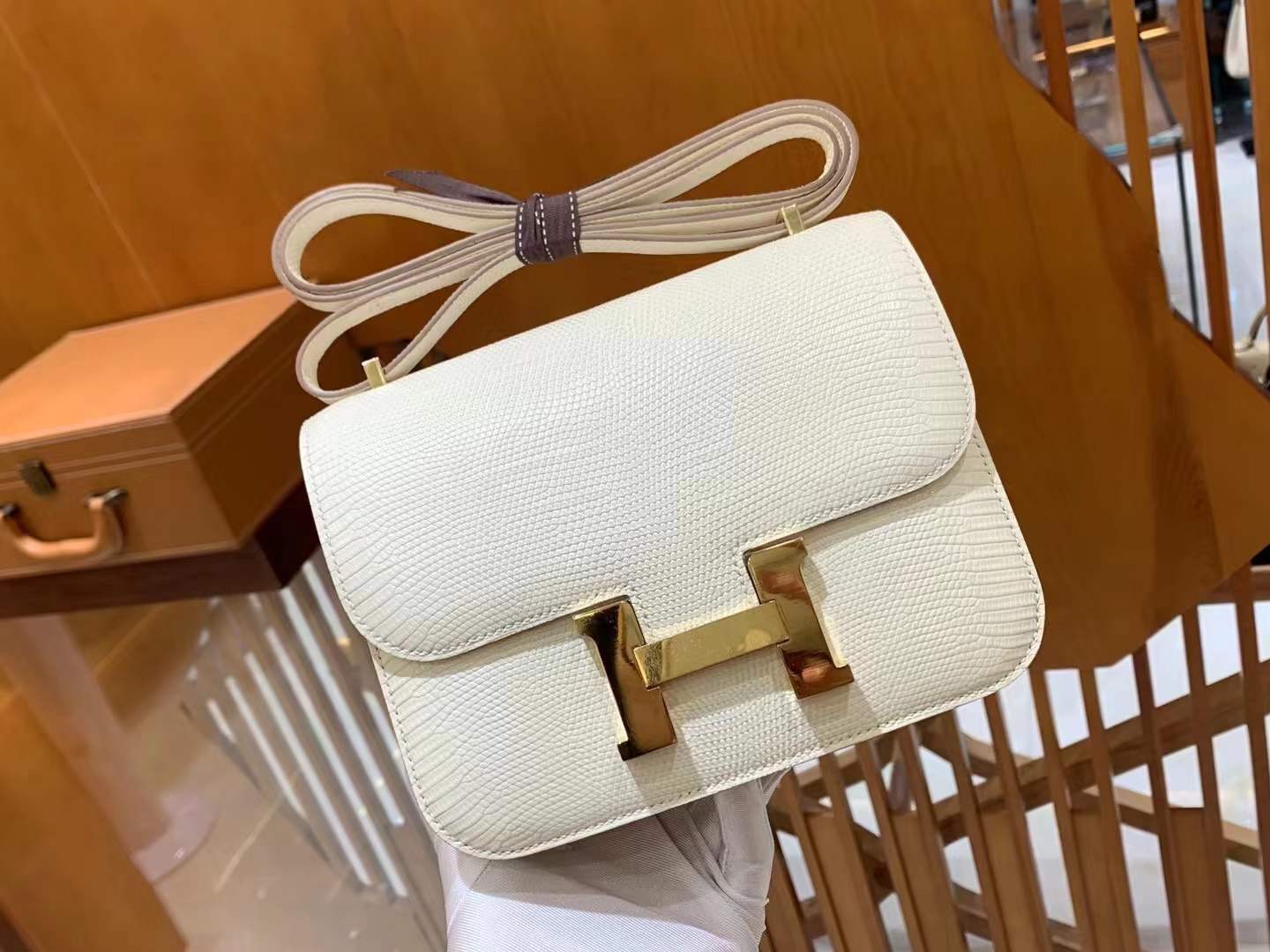 fb638e_2dca91a6337443edb3430260424a497amv2.jpg Constance 18 Lizard Craie - Image 1