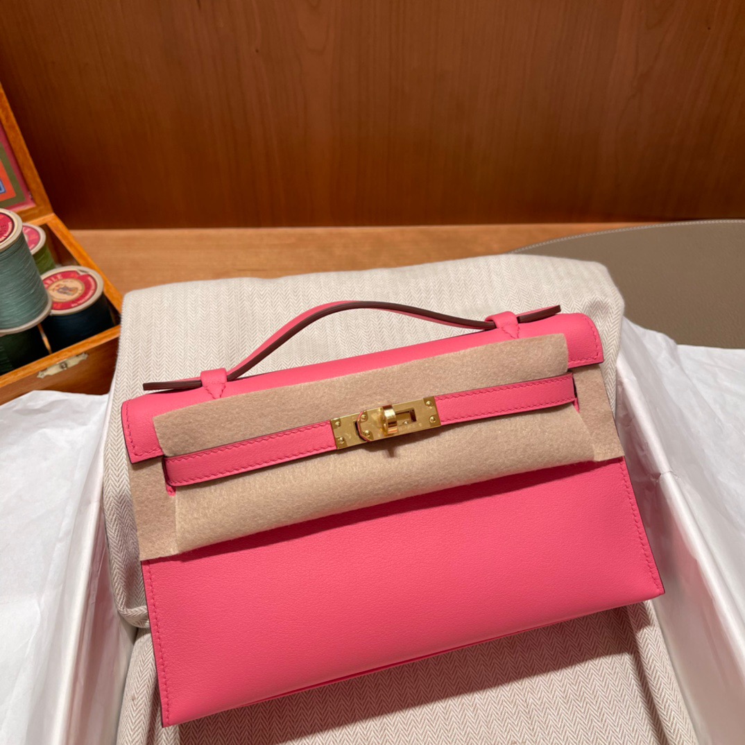 fb638e_2df19843aa054620bb80eccdb957d6a2mv2.jpg Kelly Pochette Swift Rose Azalee - Image 1