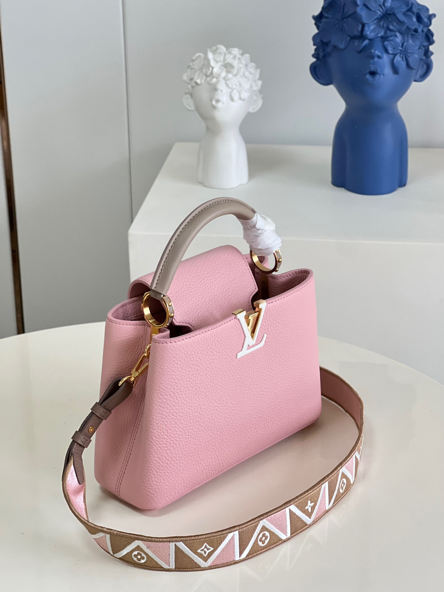 fb638e_2e011319ba7f4e42b0157d2525bc6785mv2.jpg Louis Vuitton Capucines BB Small Handbag in Rose Pink - Image 1