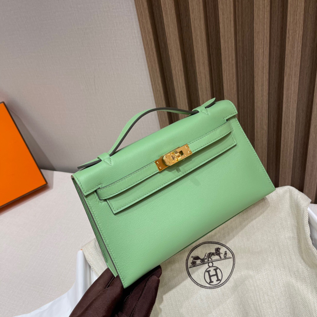 fb638e_2f0432092809482b8adff2c3d0e64b36mv2.jpg Kelly Pochette Swift Vert Criquet - Image 1