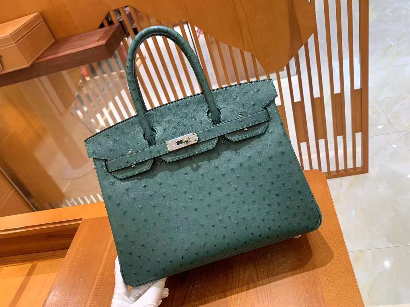 fb638e_2f63c40d10e64250a16e67b051484b12mv2.jpg Birkin 30 Ostrich Malachite Green - Image 1