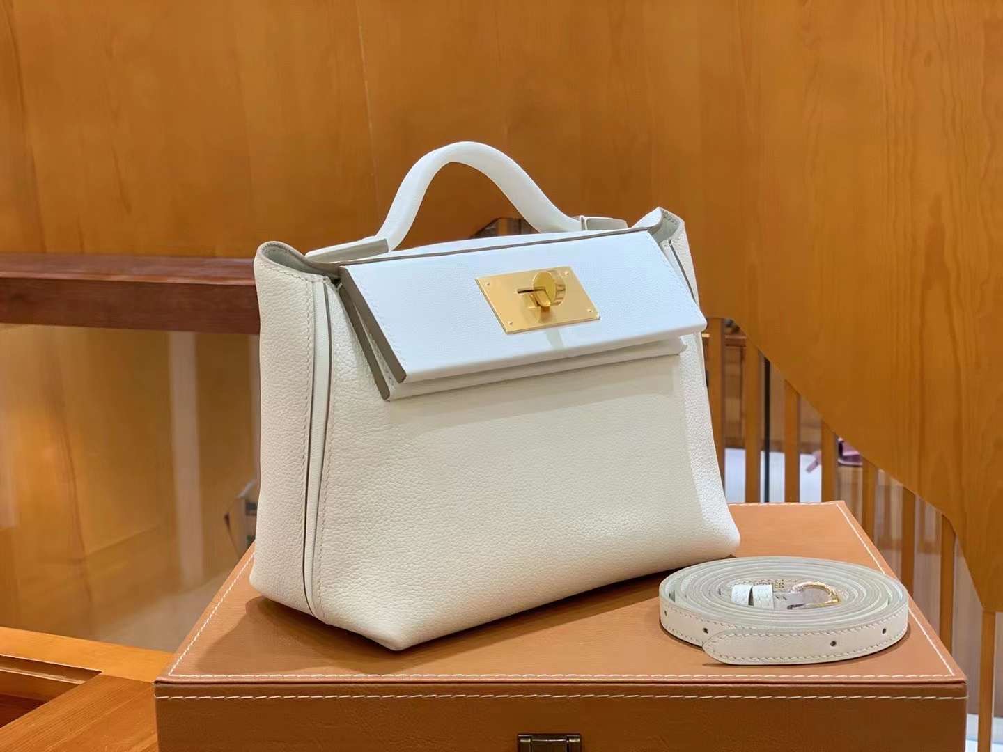 fb638e_308fb9ce85cc4e3aa0192656c990a86cmv2.jpg Hermes Mini 24/24 Swift Clacier White - Image 1