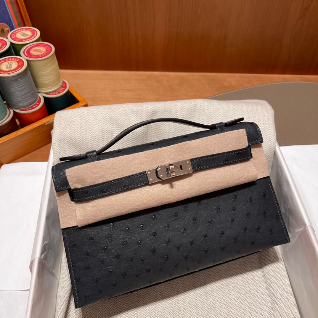 fb638e_317ba649dac54da0aedafb10e8393a78mv2.jpg Kelly Pochette Ostrich Graphite - Image 1