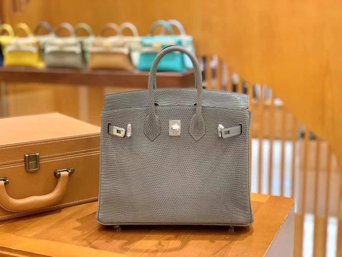 fb638e_34f4f8a9070e4c7091c9df035fe0f4bemv2.jpg Birkin 25 Lizard Paris Grey - Image 1