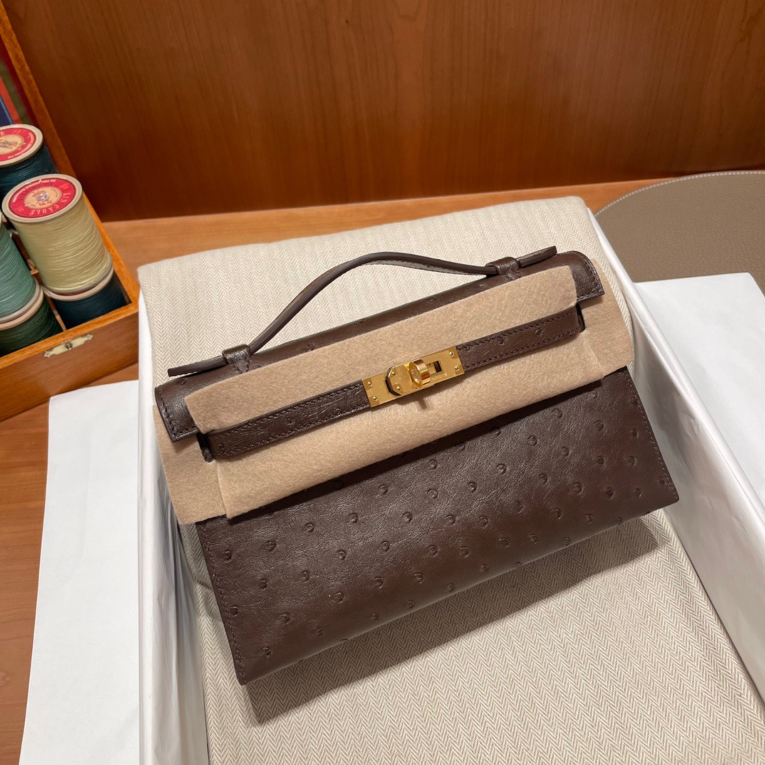 fb638e_35976cf0e3364b7da7a1caef7ed31fbemv2.jpg Kelly Pochette Ostrich Ebene - Image 1