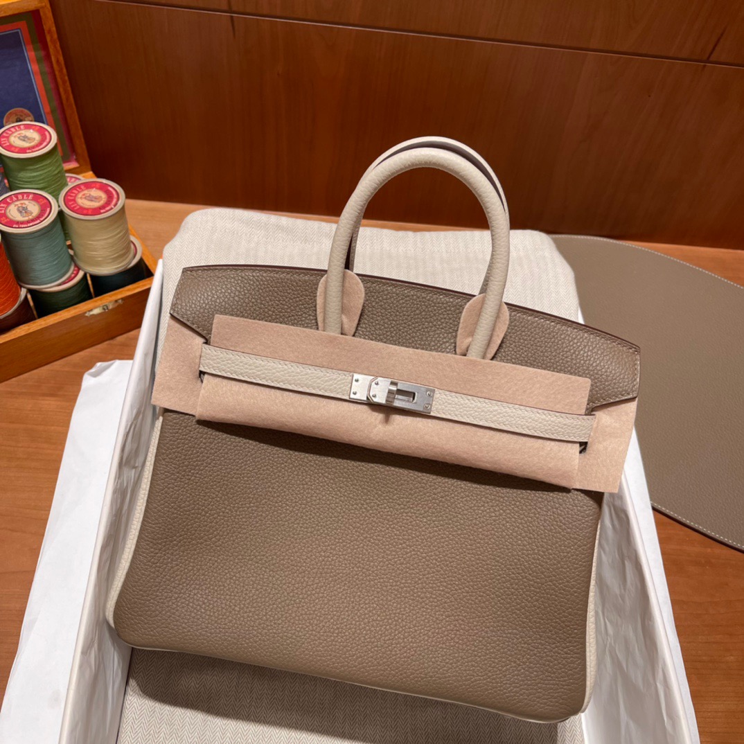 fb638e_36a591af56504dfeb723c3fc7220c120mv2.jpg Birkin 25 Togo Elephant Grey & Craie - Image 1