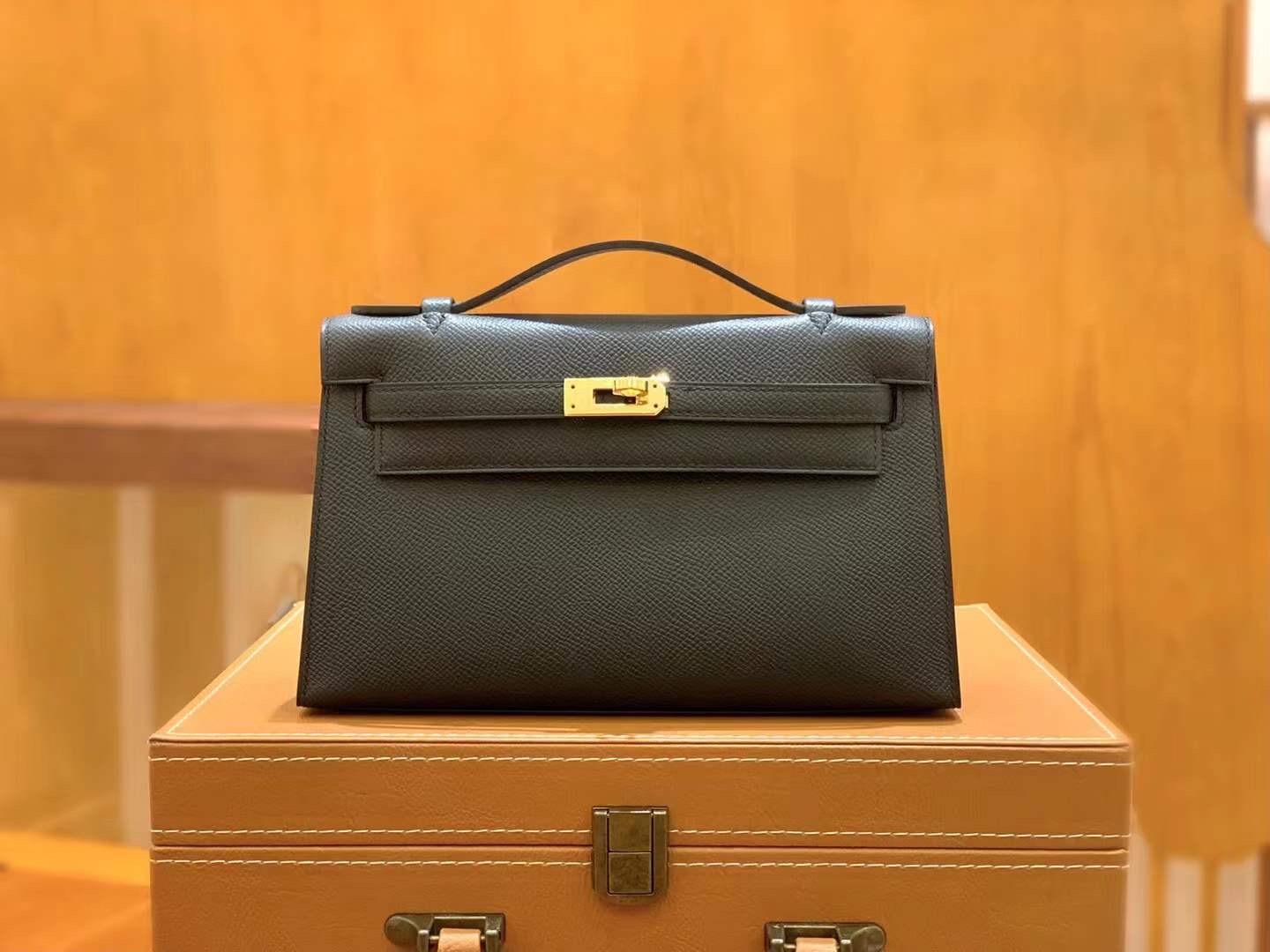 fb638e_38e44a6b9d10453abcc417b0e98a080emv2.jpg Pochette Epsom - Image 1