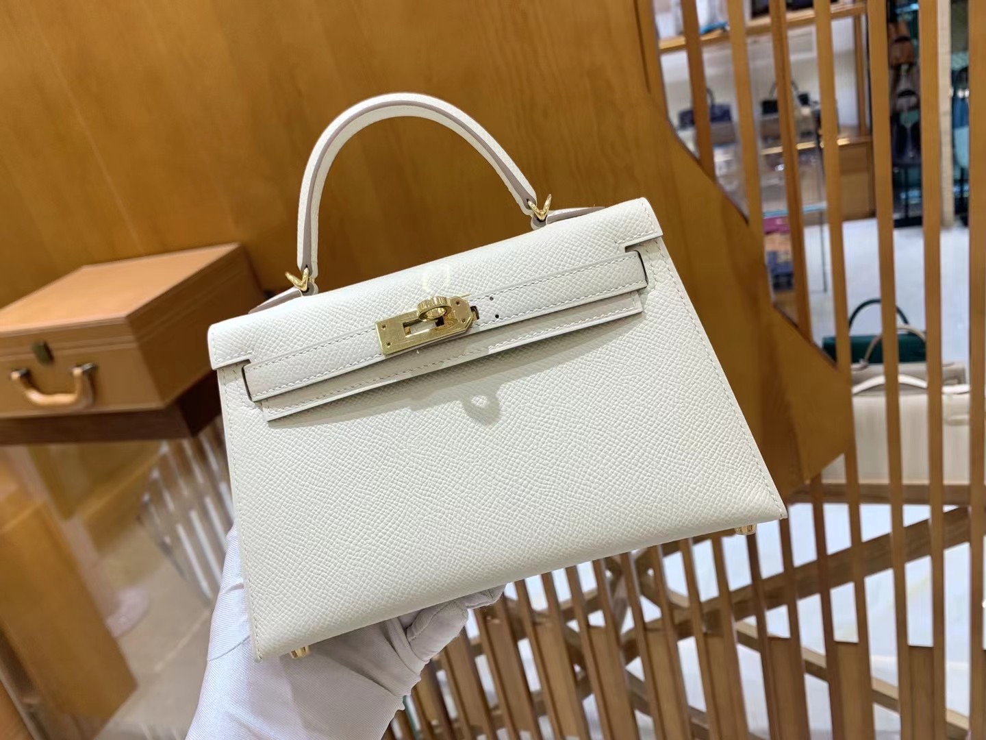 fb638e_39459da4323c40dea65619c3d06ef3d9mv2.jpg Mini Kelly Epsom Craie Platinum - Image 1