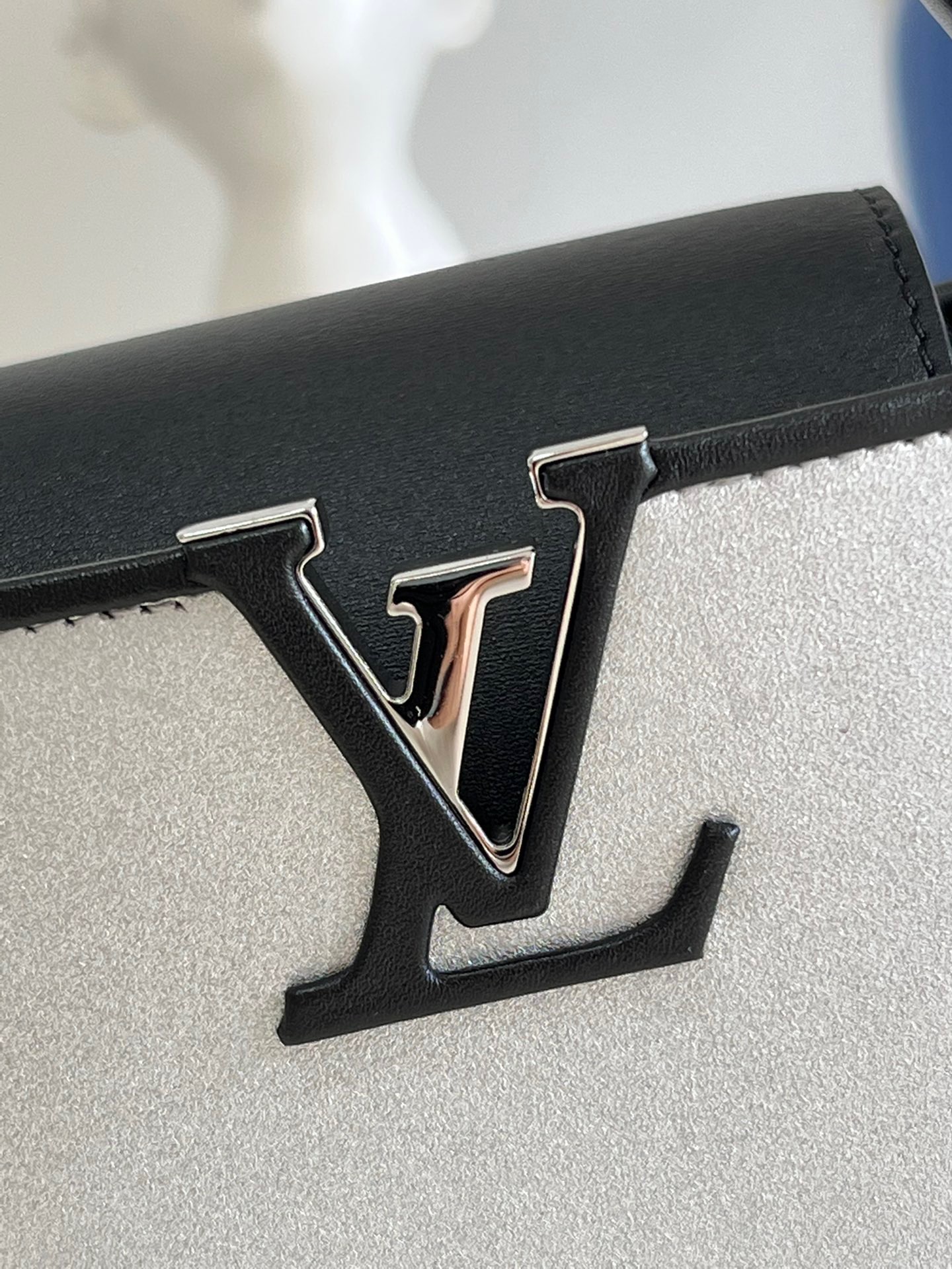 Louis Vuitton Capucines Mini Handbag in Diamond Silver - Image 7