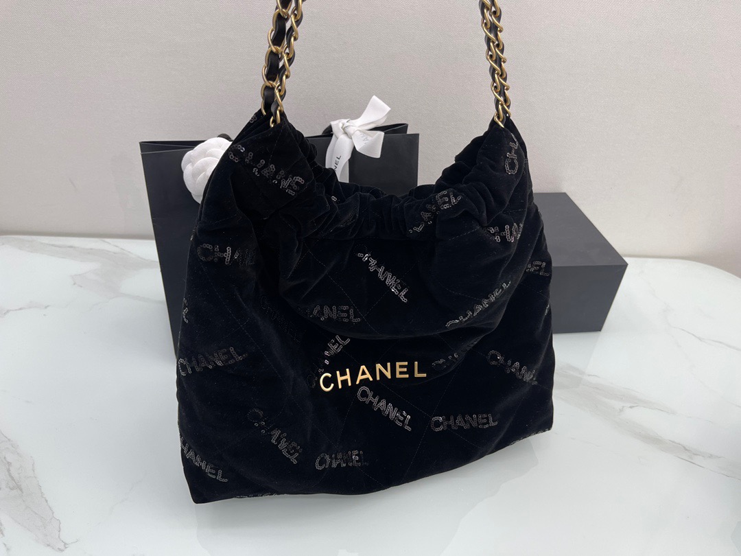 fb638e_3b25abec4f5f4af990364667f2d9063dmv2.jpg Chanel 22B Velvet Bag - Image 1