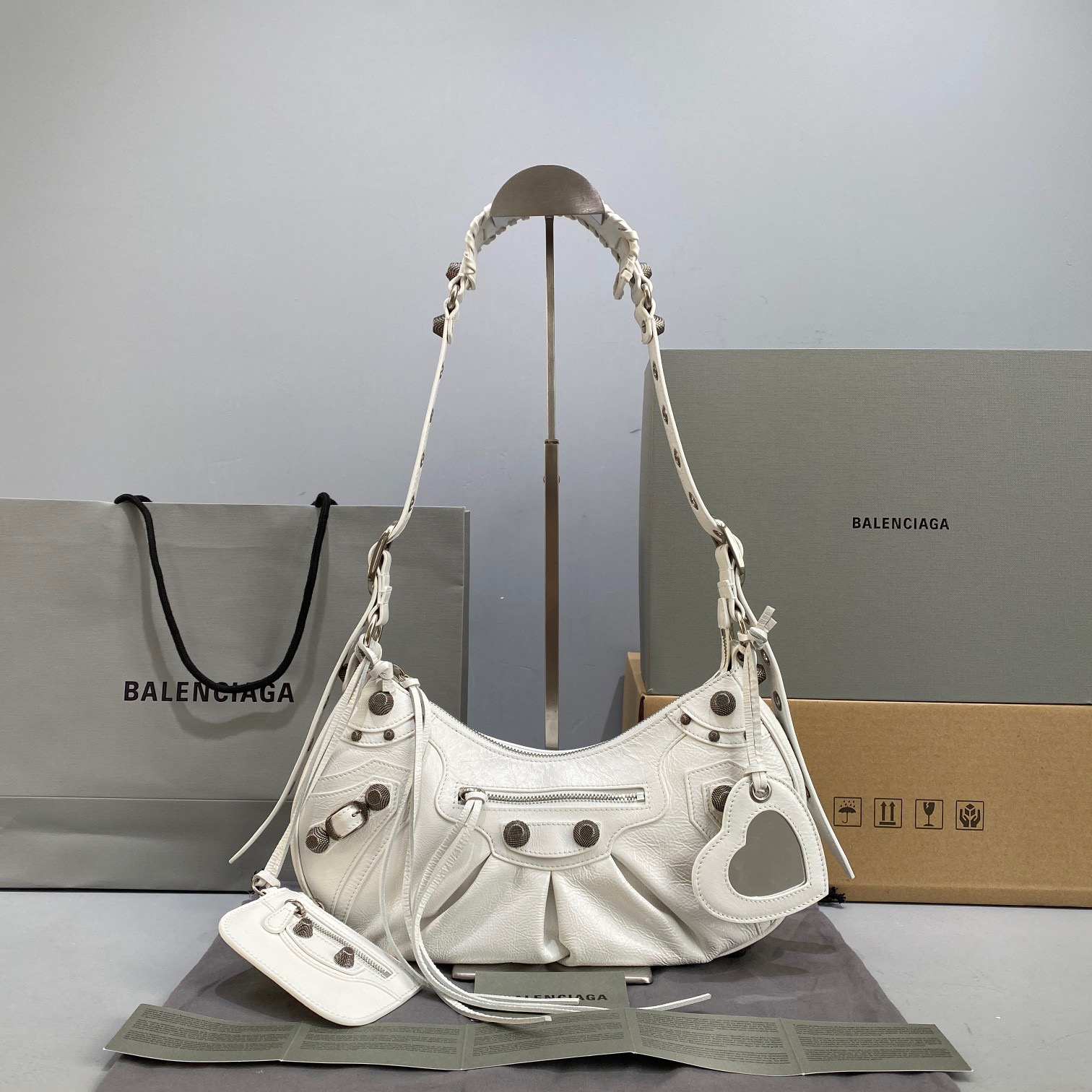 fb638e_3cb2a25260e04a90bd3b711dfb5955f1mv2.jpg Balenciaga Le Cagole 33 White - Image 1