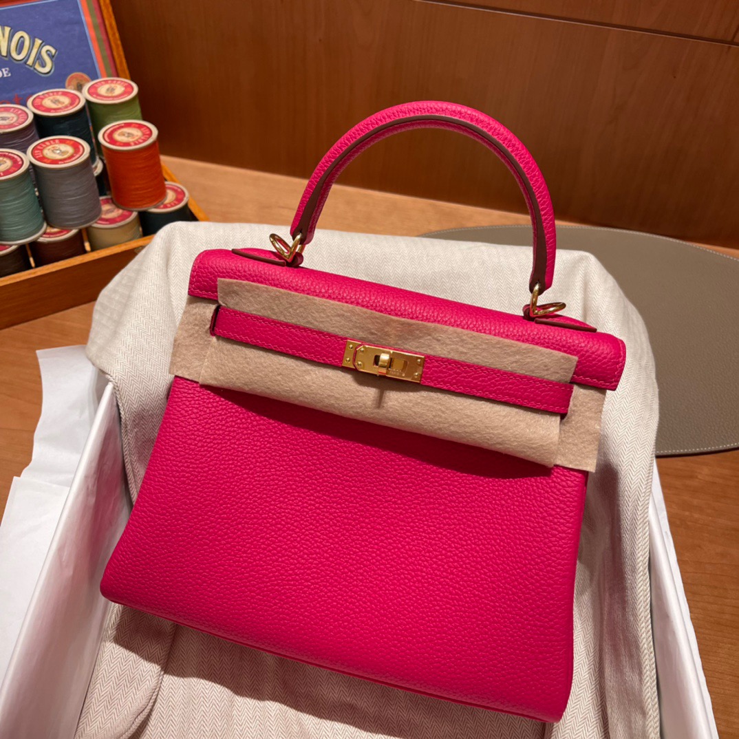 fb638e_401070d8e6114378bd7b81cd75667206mv2.jpg Kelly 25 Togo Extreme Pink - Image 1