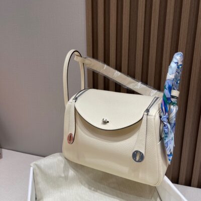 Lindy 26 Clemence Nata