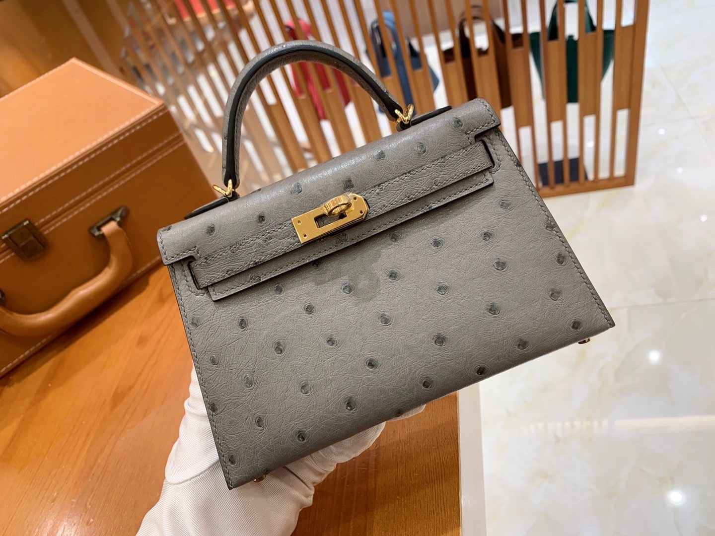 fb638e_423a2cc7112b4be4a3ba4c8e7416382amv2.jpg Mini Kelly Ostrich Mousse Grey - Image 1