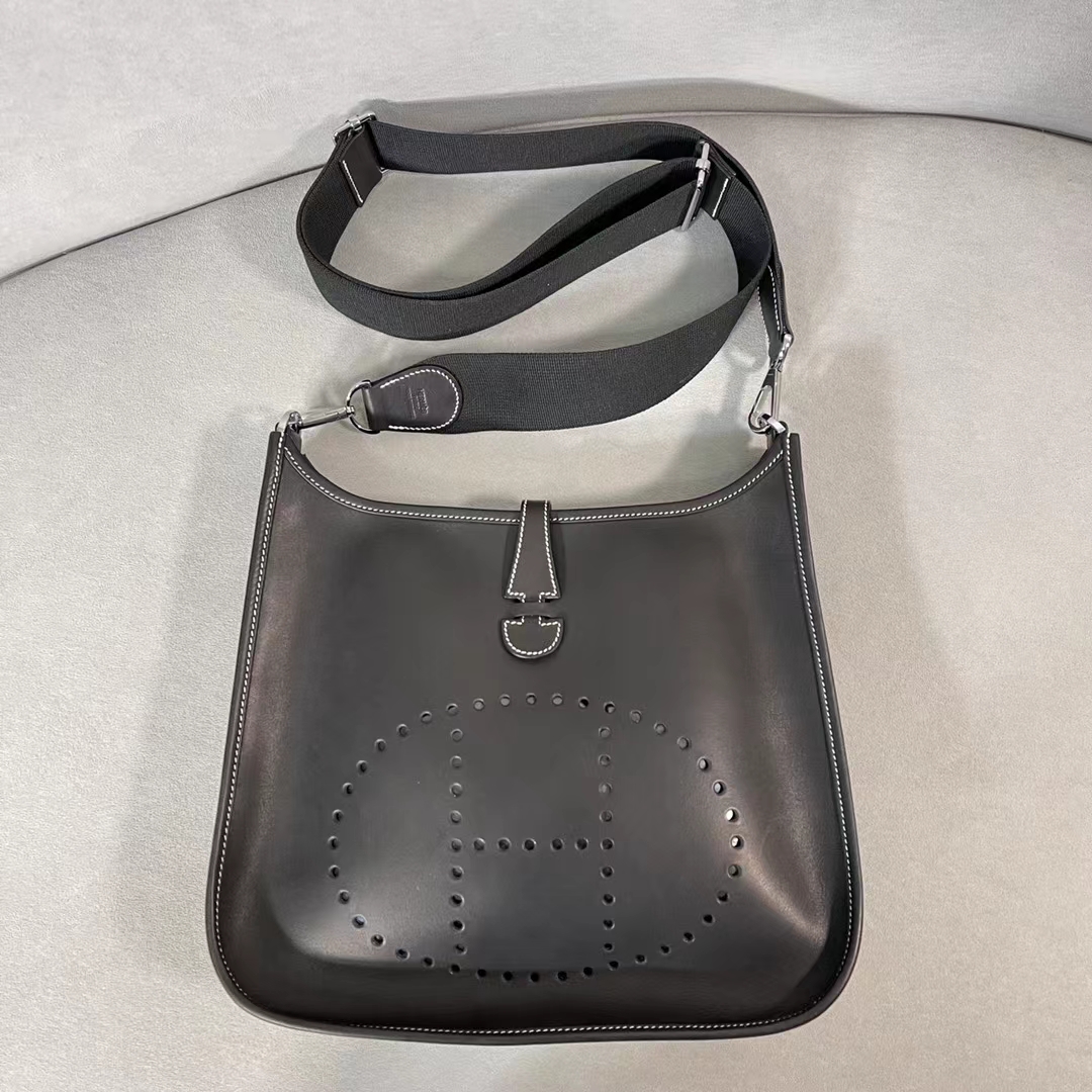 fb638e_424d84ba350e4934aa90c5883ccdbb66mv2.jpg Evelyne 33 Barenia Black - Image 1