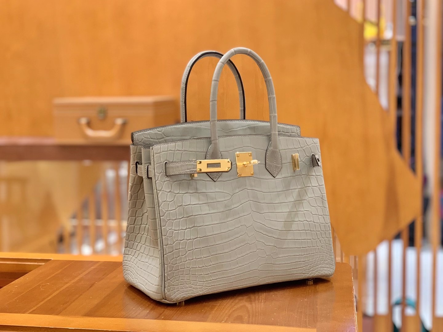 fb638e_44432a4b4d524f6a8ec37b87e9c45093mv2.jpg Birkin 30 Crocodile Gris Perle - Image 1