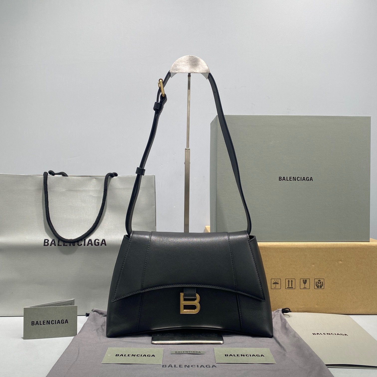 fb638e_44a5944a59df45b5bb53a1a7f951c674mv2.jpg Balenciaga Downtown 29 Black - Image 1
