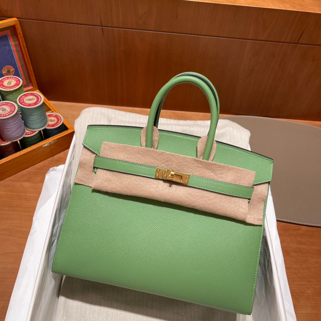 fb638e_45777bf202104faf9b7320f11ed46d88mv2.jpg Birkin Sellier 25 Epsom 3i Vert Criquet - Image 1