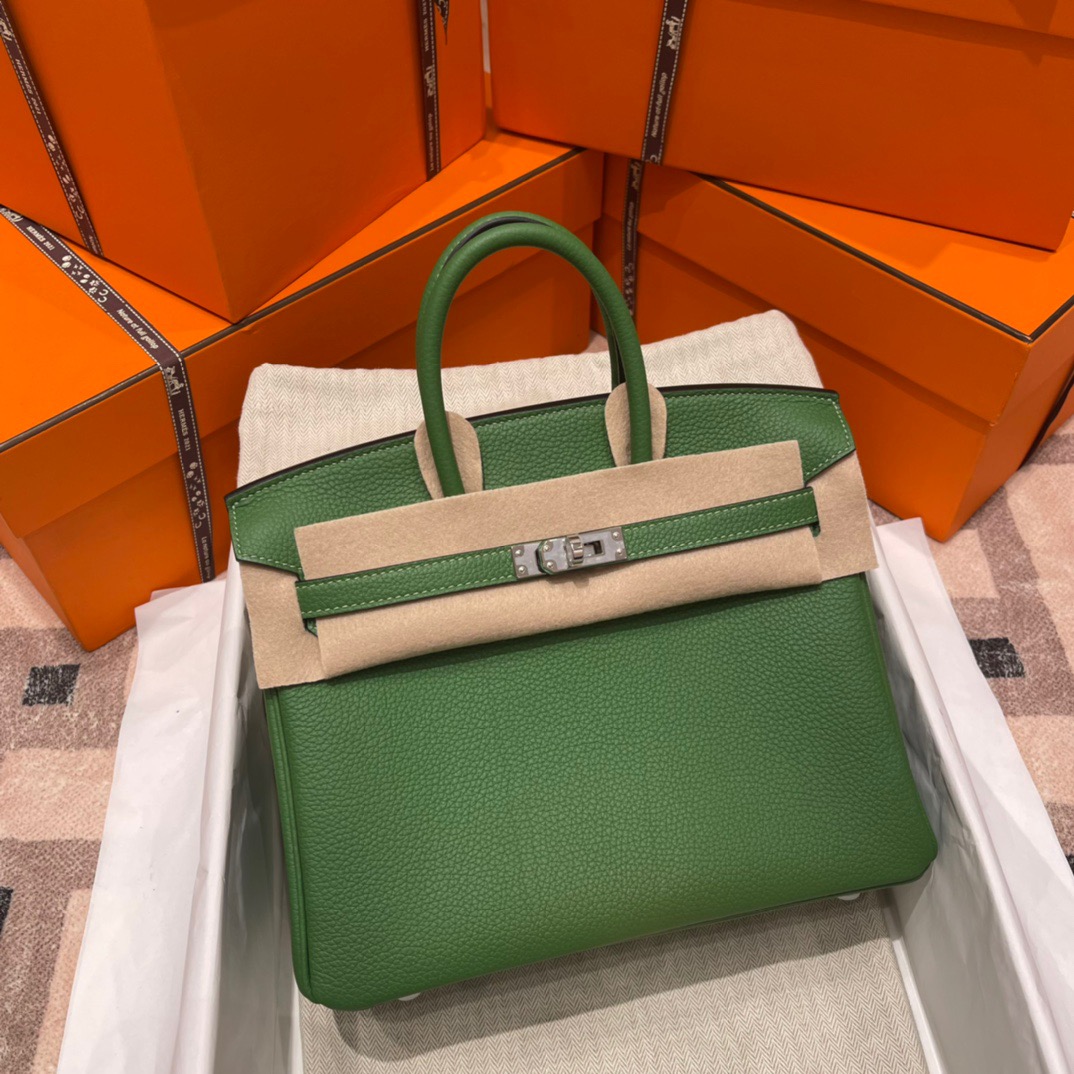 fb638e_463ee369ea4947b286c84bdc7480c26amv2.jpg Birkin 25 Togo Forest Green - Image 1