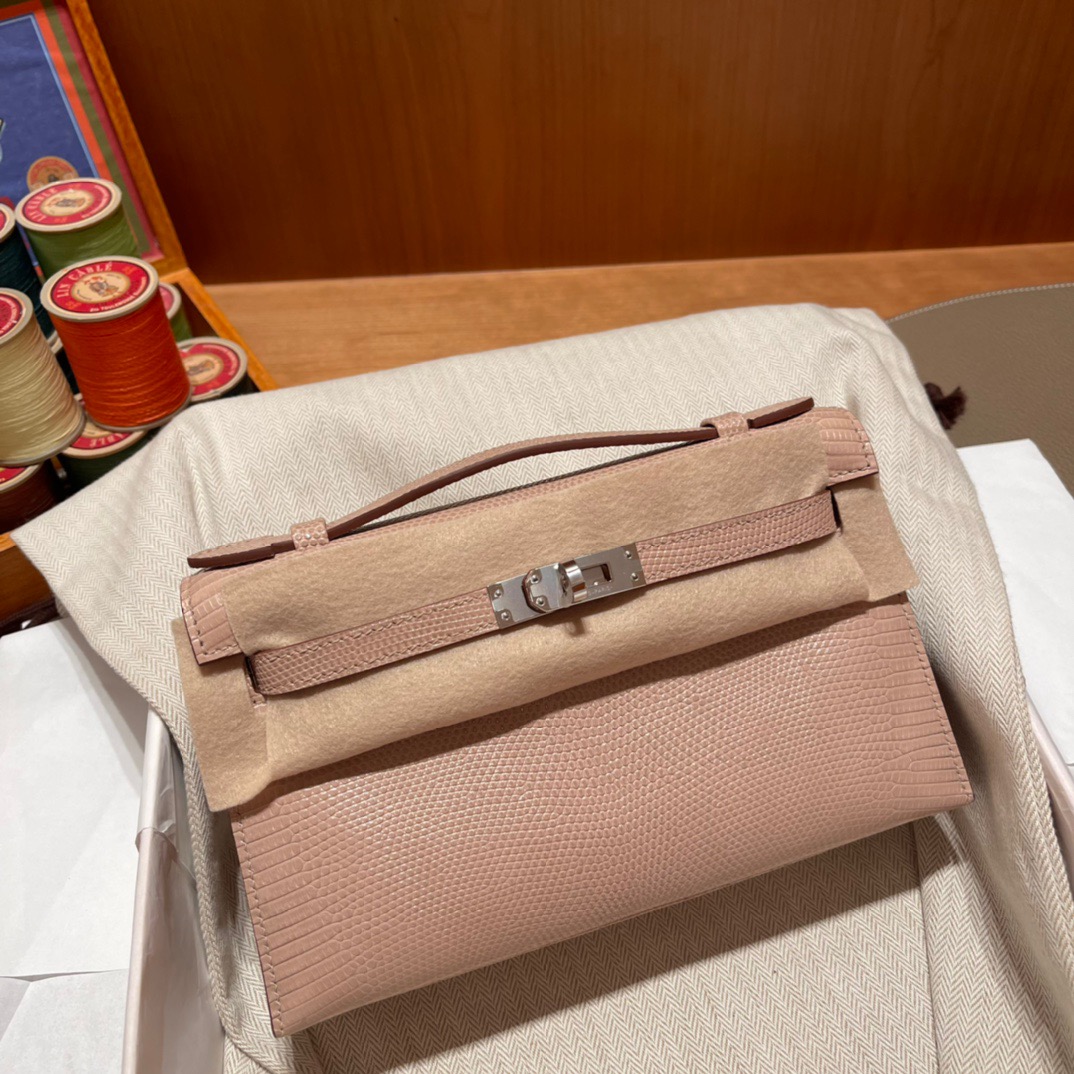 fb638e_46d4ec0cdc264888a3982cf1b57b2aabmv2.jpg Kelly Pochette Lizard Rose Eglantine - Image 1