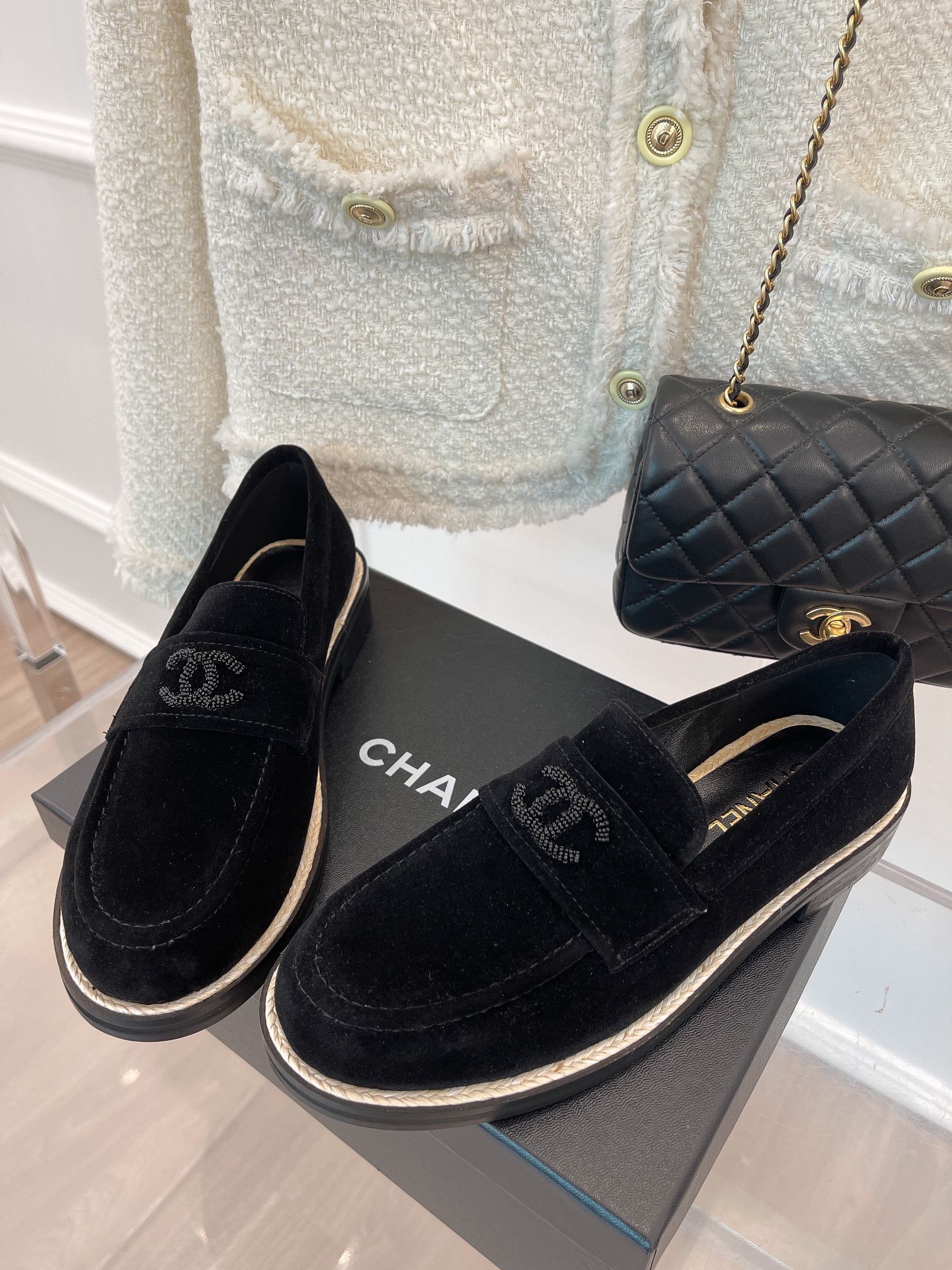 fb638e_4851fbcd52b94e2e9584a24b1f57bc61mv2.jpg Chanel Black Velvet Loafers - Image 1