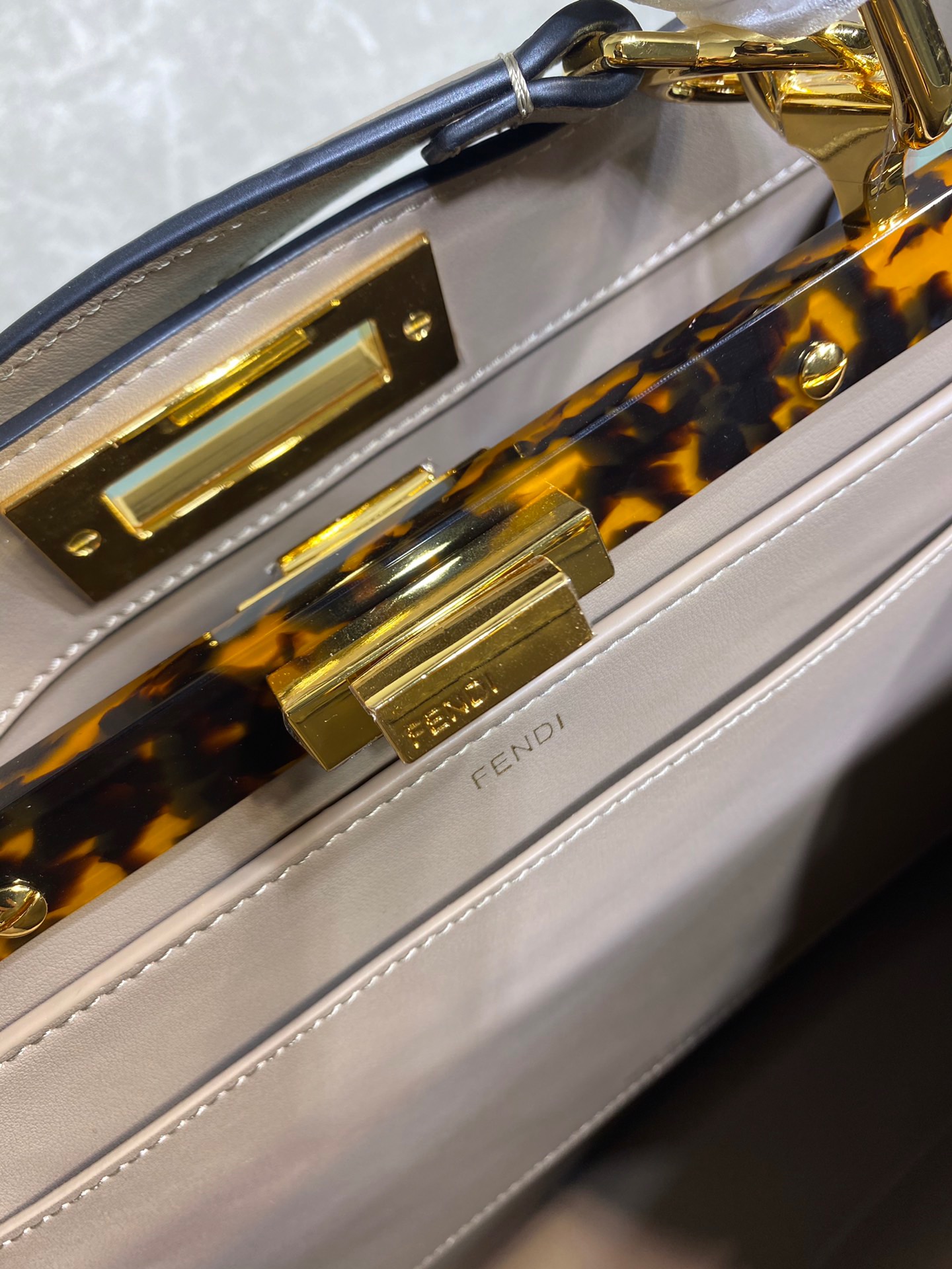 Fendi Peekaboo ISeeU Medium Bag in Dove Gray - Image 7